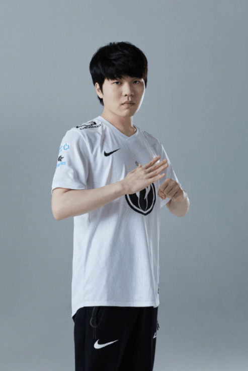 问鼎娱乐-Rookie回归赛场，高光表现首场状态亮眼，FPX观众沸腾！的简单介绍