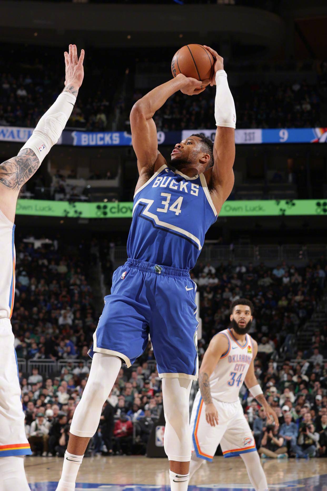 问鼎国际-字母哥在篮网比赛中关键助攻，高光表现引发热议！的简单介绍